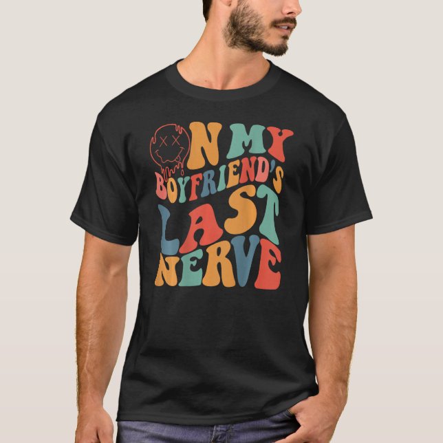 Camiseta Groovy On My Boyfriend's Last Nerve Funny Couple ( (Anverso)