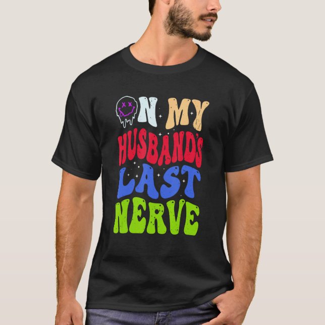 Camiseta Groovy On My Husband s Last Nerve 2 (Anverso)