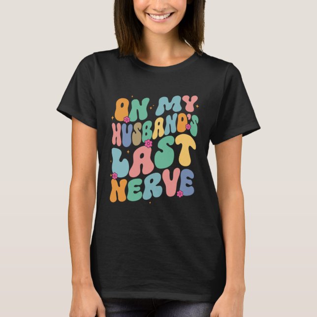 Camiseta Groovy On My Husband s Last Nerve A Mother s Day F (Anverso)