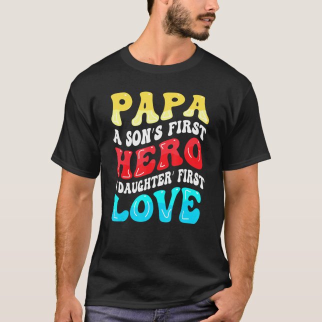 Camiseta Groovy Papa A Sons First Hero A Daughters First Lo (Anverso)