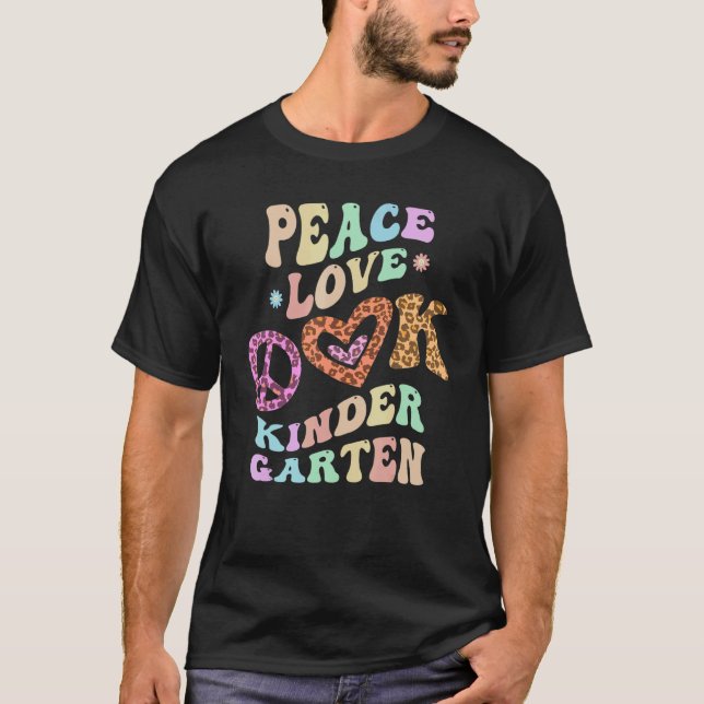 Camiseta Groovy PEACE LOVE KINDERGARTEN Leopard Print Kinde (Anverso)