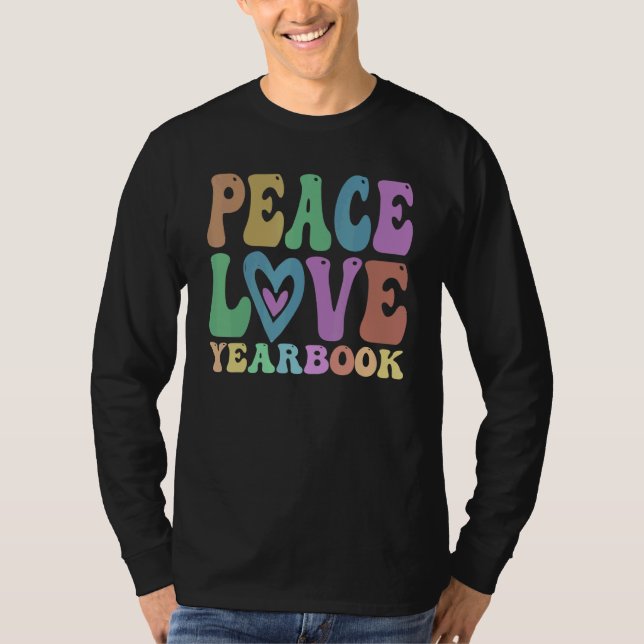 Camiseta Groovy PEACE LOVE YEARBOOK Crew Retro Literary Clu (Anverso)