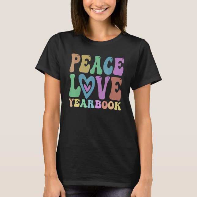 Camiseta Groovy PEACE LOVE YEARBOOK Crew Retro Literary Clu (Anverso)