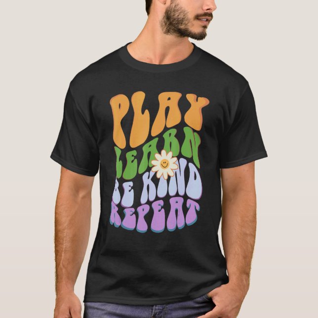 Camiseta Groovy PLAY  LEARN  BE KIND  REPEAT Choose Retro K (Anverso)