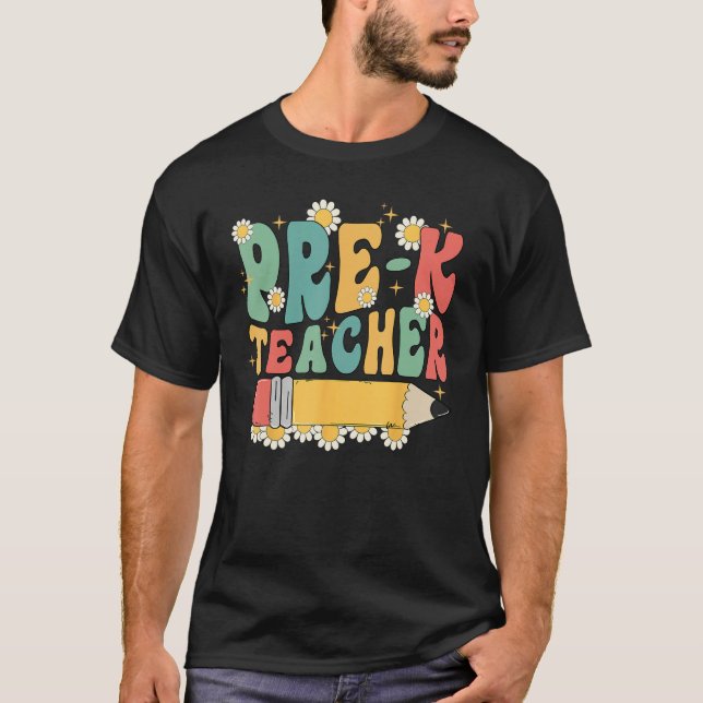 Camiseta Groovy Pre K Teacher Team Back To School First Day (Anverso)