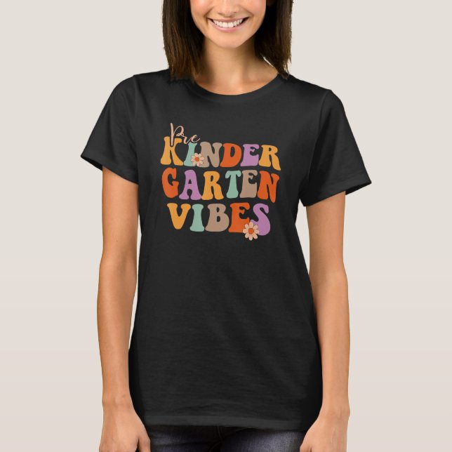Camiseta Groovy Pre Kindergarten Vibes Back To School Teach (Anverso)
