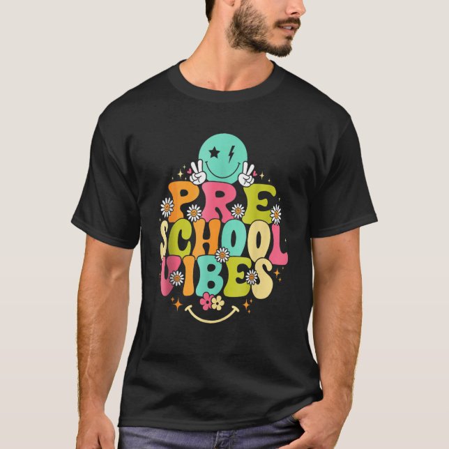 Camiseta Groovy Preschool Vibes Teacher Nursery School (Anverso)