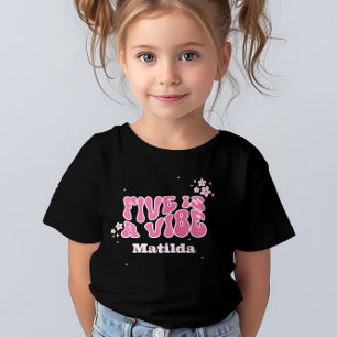 Camiseta groovy rainbow 5 es una vibra rosa margarita retro