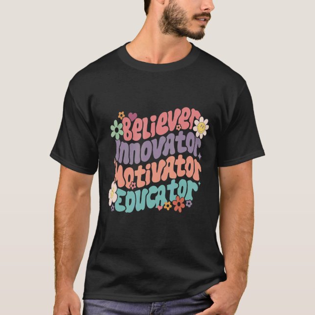 Camiseta Groovy Retro Believer Motivator Innovator Educator (Anverso)
