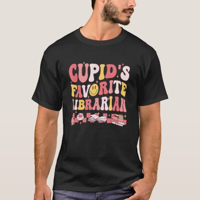 Camiseta Groovy Retro Cupids Favorite Librarian Valentine's (Anverso)