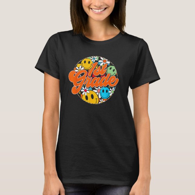 Camiseta Groovy Retro First Grade First Day Of School Back  (Anverso)