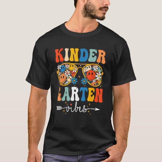 Camiseta Groovy Retro Kindergarten Vibes First Day Back To  (Anverso)