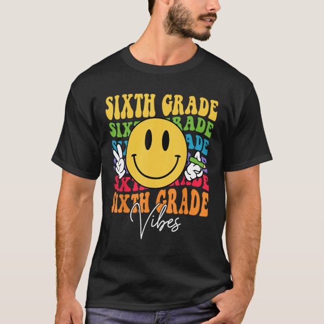 Camiseta Groovy Retro Sixth Grade Vibes Face Teachers Back  (Anverso)