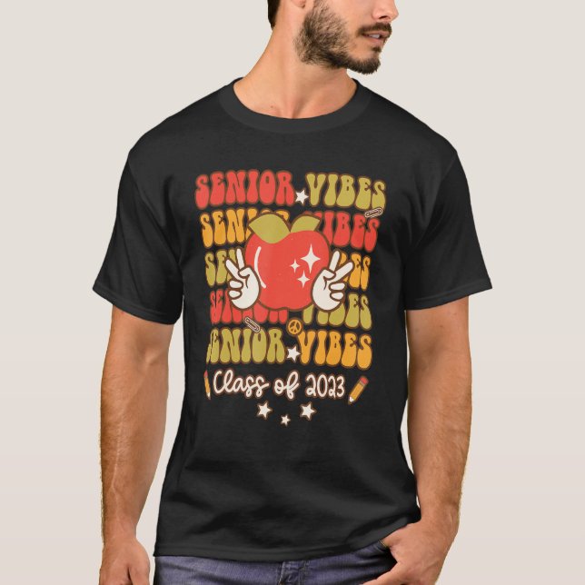 Camiseta Groovy Senior Vibes Class Of 2023 Retro Teacher Sc (Anverso)
