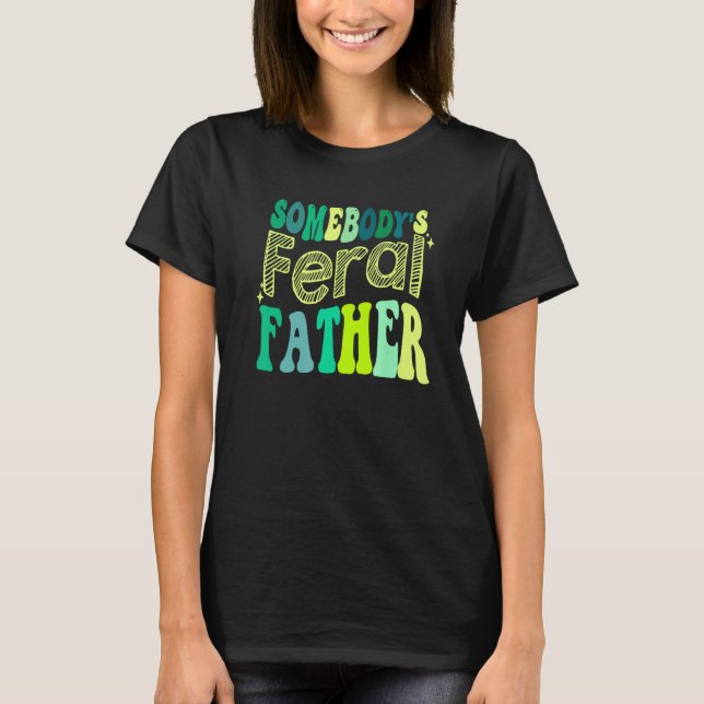 Camiseta Groovy Somebody s Feral Father Retro Father s Day  (Anverso)