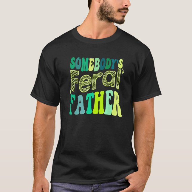 Camiseta Groovy Somebody s Feral Father Retro Father s Day  (Anverso)
