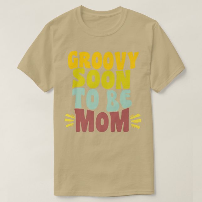 Camiseta Groovy Soon To Be Mom Retro Pregnancy Announcement (Diseño del anverso)