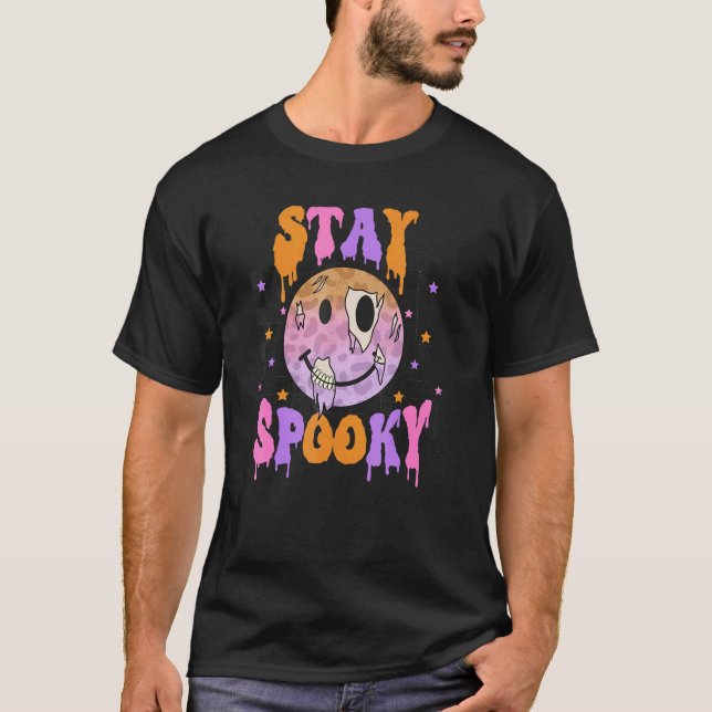Camiseta Groovy Stay Spooky Retro Halloween Happy Face Tie (Anverso)