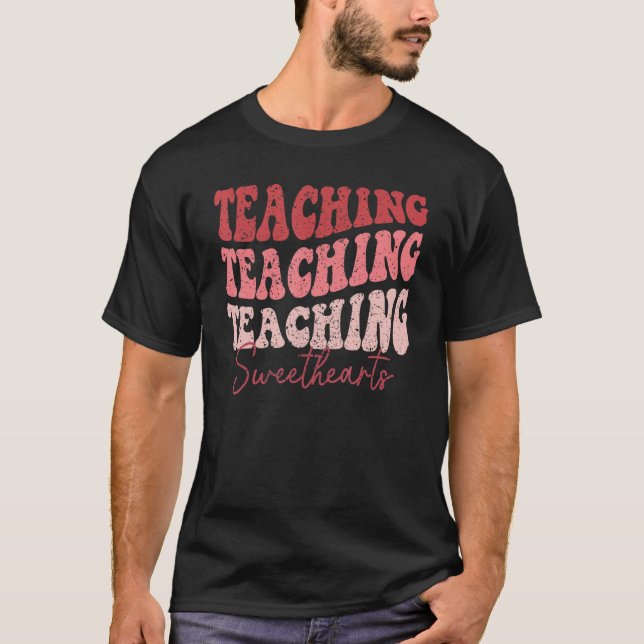Camiseta Groovy Teaching Sweethearts Teacher Valentine's Da (Anverso)