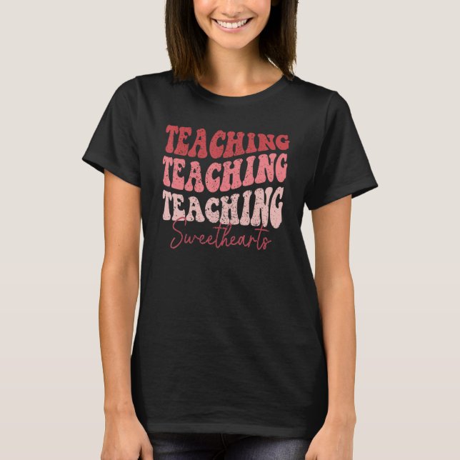 Camiseta Groovy Teaching Sweethearts Teacher Valentine's Da (Anverso)
