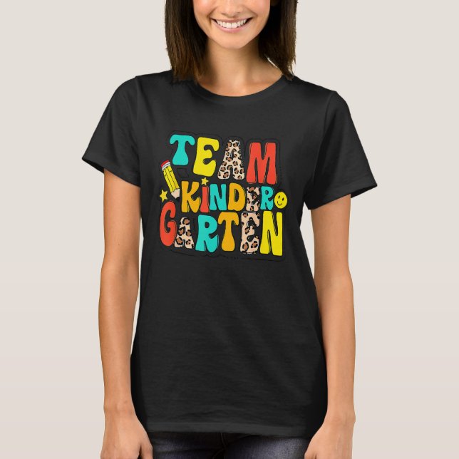 Camiseta Groovy Team Kindergarten Leopard De vuelta a la es (Anverso)