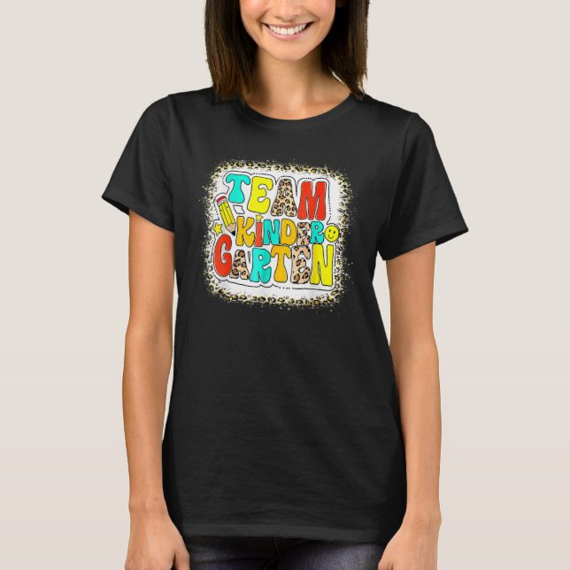 Camiseta Groovy Team Kindergarten Leopard De vuelta a la es (Anverso)