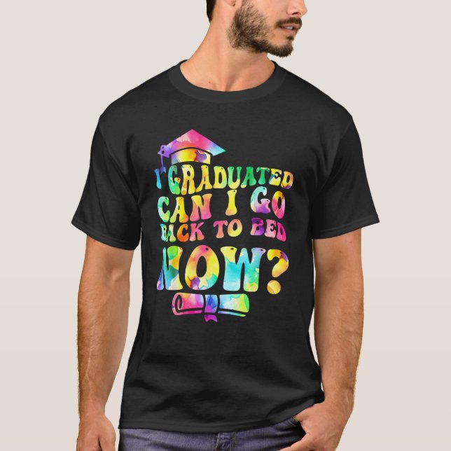 Camiseta Groovy Tie Dye Graduation Can I Go Back To Bed Now (Anverso)