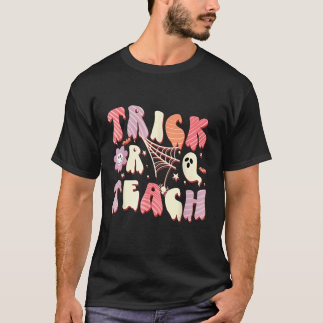 Camiseta Groovy Trick Or Teach Ghost Teacher Halloween Cost (Anverso)