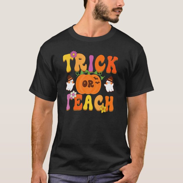Camiseta Groovy Trick Or Teach  Teacher Halloween Costume (Anverso)
