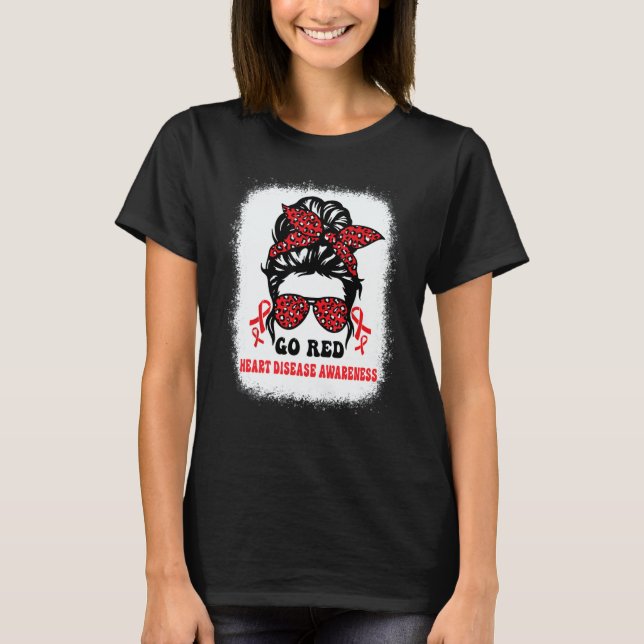Camiseta Groovy Wear Red Heart Disease Awareness Messy Bun  (Anverso)
