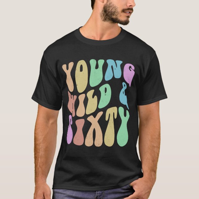 Camiseta Groovy YOUNG WILD & SESTY Retro 60 cumpleaños Hola (Anverso)