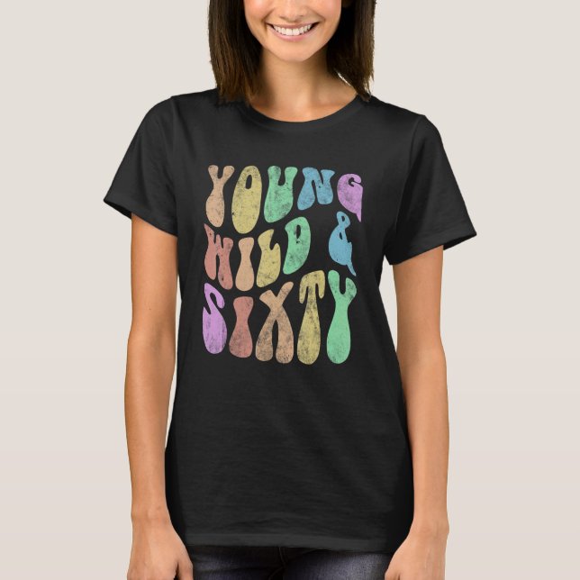 Camiseta Groovy YOUNG WILD & SESTY Retro 60 cumpleaños Hola (Anverso)