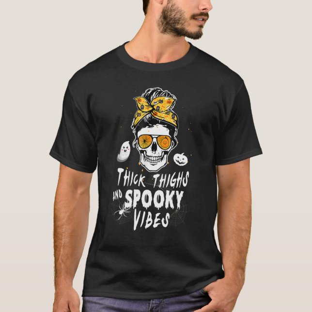 Camiseta Gruesos Thighy Spooky Vibes Skull Messy Bun Hallow (Anverso)