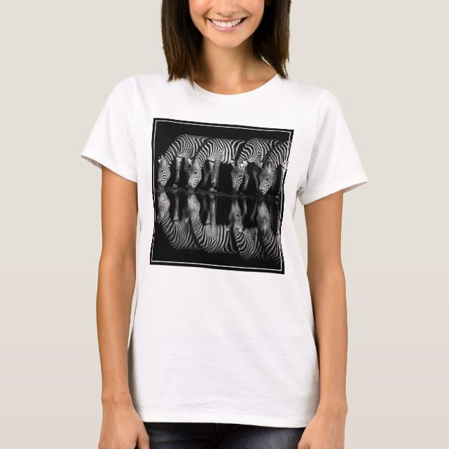 Camiseta Grupo de cebras de llanura beben juntos por la noc (Anverso)