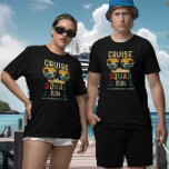 Camiseta Grupo de la familia de Recuerdos de crucero Retro<br><div class="desc">Este diseño puede ser personalizado en el área proporcionada cambiando la foto y/o el texto. O puede personalizarse haciendo clic en Personalizar esta plantilla y, a continuación, eligiendo la opción de hacer clic en el personalizar y eliminando o cambiando el color del fondo, agregando texto, cambiando el color o estilo...</div>