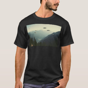 Camiseta Grupo de ovnis volando sobre montañas foto retro d