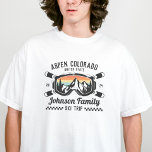 Camiseta Grupo de viaje de esquí de amigos de familia perso<br><div class="desc">Crea recuerdos duraderos con nuestra camiseta de viaje personalizado personalizado para familias, amigos o grupos. ¡Es perfecto para celebrar tu aventura de nieve! Personalízalo con el nombre de tu familia o los detalles de tu viaje en grupo para que sea único tuyo. Ideal para los amantes del esquí y como...</div>