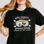 Camiseta Grupo de viaje de esquí de amigos de familia perso<br><div class="desc">Crea recuerdos duraderos con nuestra camiseta de viaje personalizado personalizado para familias, amigos o grupos. ¡Es perfecto para celebrar tu aventura de nieve! Personalízalo con el nombre de tu familia o los detalles de tu viaje en grupo para que sea único tuyo. Ideal para los amantes del esquí y como...</div>