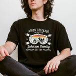 Camiseta Grupo de viaje de esquí de amigos de familia perso<br><div class="desc">Crea recuerdos duraderos con nuestra camiseta de viaje personalizado personalizado para familias, amigos o grupos. ¡Es perfecto para celebrar tu aventura de nieve! Personalízalo con el nombre de tu familia o los detalles de tu viaje en grupo para que sea único tuyo. Ideal para los amantes del esquí y como...</div>