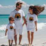 Camiseta Grupo personalizado de crucero de la familia Perso<br><div class="desc">Experimente las vigas de playa y el estilo de verano retro con la "camiseta de grupo personalizada Retro Sunset Personalizado Family Cruise." Esta camiseta está diseñada para capturar la esencia de unas vacaciones bañadas por el sol, con retro rayos de puesta de sol y una disposición soleada. Con un diseño...</div>