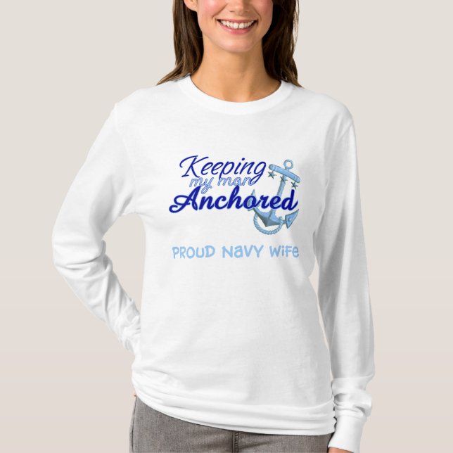 Camiseta guardando mi hombre anclado: esposa orgullosa de (Anverso)
