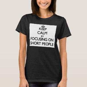 Camiseta Guarde la calma centrándose en gente corta