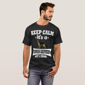 Camiseta Guarde la calma que es pastor alemán no un tiburón