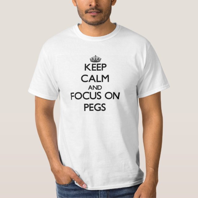 Camiseta Guarde la calma y el foco en clavijas (Anverso)