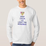 Camiseta Guarde la calma y encienda el Menorah<br><div class="desc">Encienda el Menorah este Chanukah.  Gran regalo para todos sus amigos judíos</div>