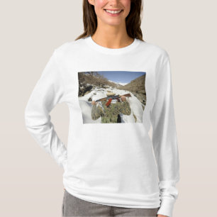 Camiseta Guardia Muyahidines camina con militar estadounide