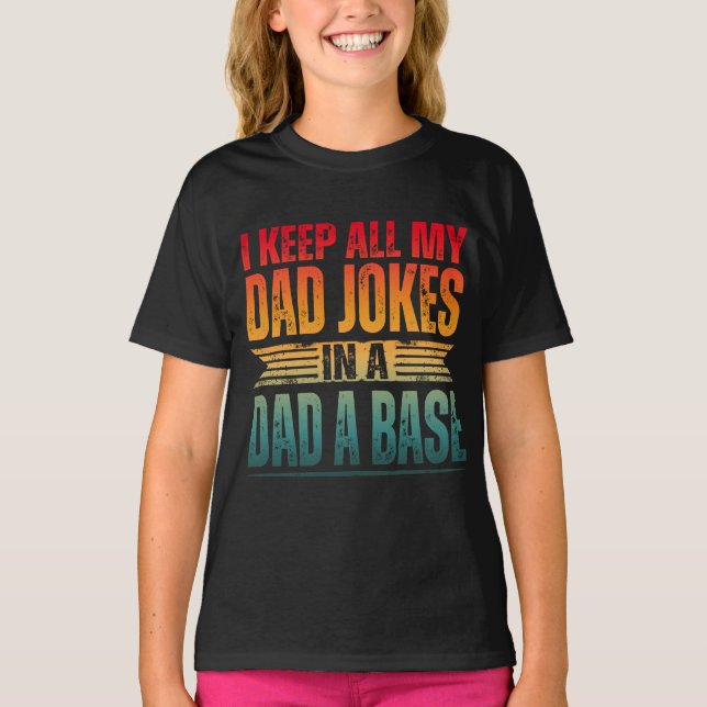 CAMISETA GUARDO TODOS MIS CHISTES DE PAPÁ EN UNA BASE DE PA (Anverso)