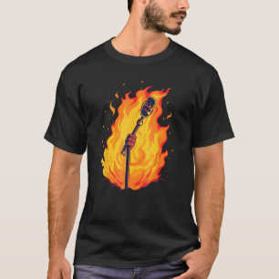 Camiseta Guay apoyando el micrófono para el sonido y el can