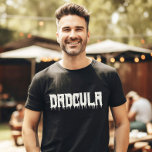 Camiseta Guay DADCULA Guiña para diversión: Halloween de pa<br><div class="desc">¡Acepta a tu fresca DADCULA! 🎃 Personalizar esta diversión de Halloween tee con tu propio giro. ¡Prepárate para el espeluznante estilo vampiro! Hay disponibles camisetas familiares para Momster,  boo pequeño,  etc. 👻 #CoolDaddyTee #HalloweenFun #DadsCostume #Dadcula</div>