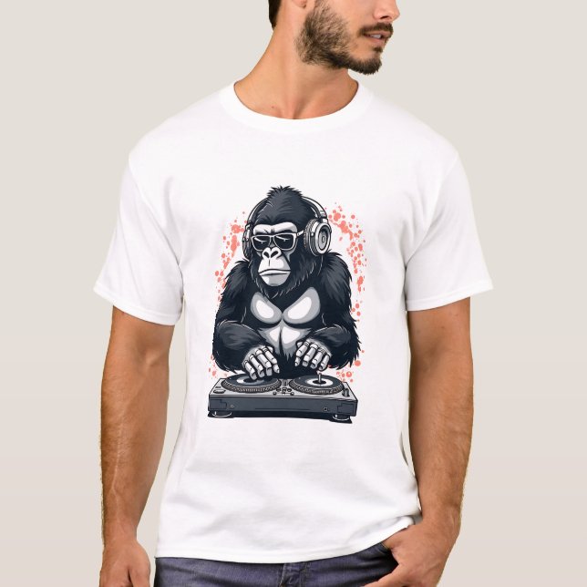 Camiseta Guay Gorilla DJ mezclando golpes con audífonos (Anverso)